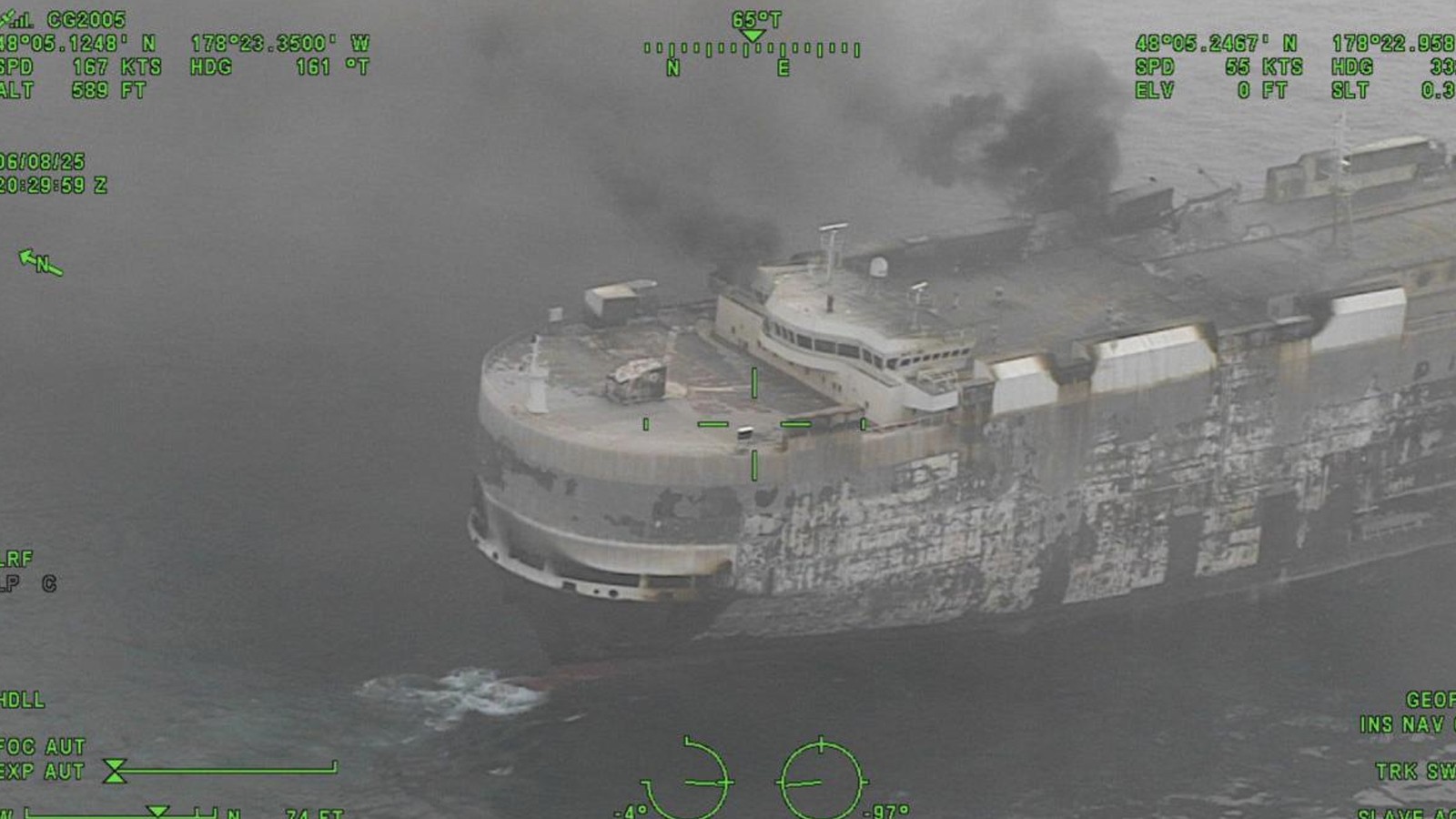 Navire enflammé de la flamme couchée: 3 mille véhicules enterrés dans l'eau