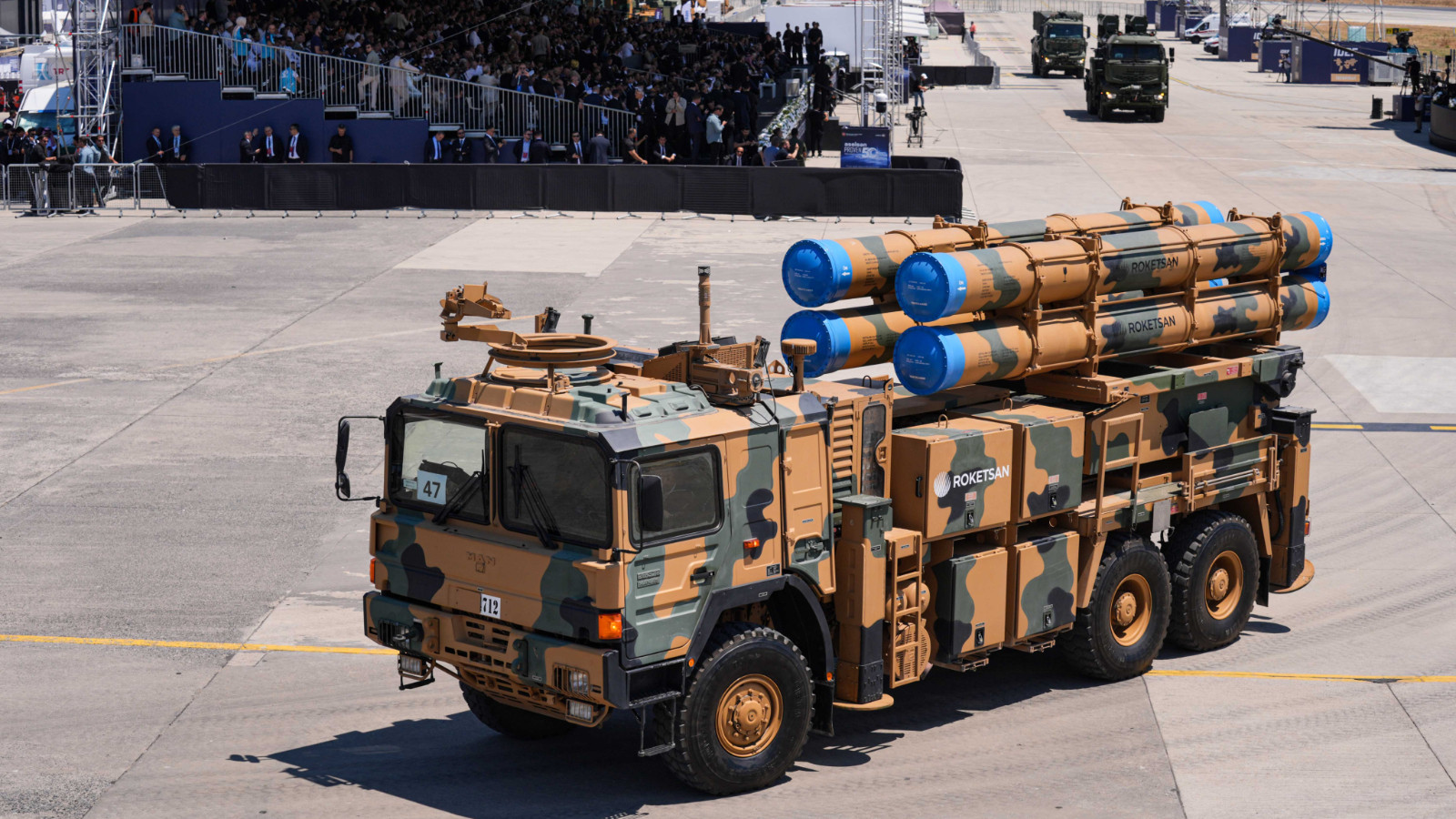 IDEF 2025 avec véhicules de l'industrie de la défense intérieure.