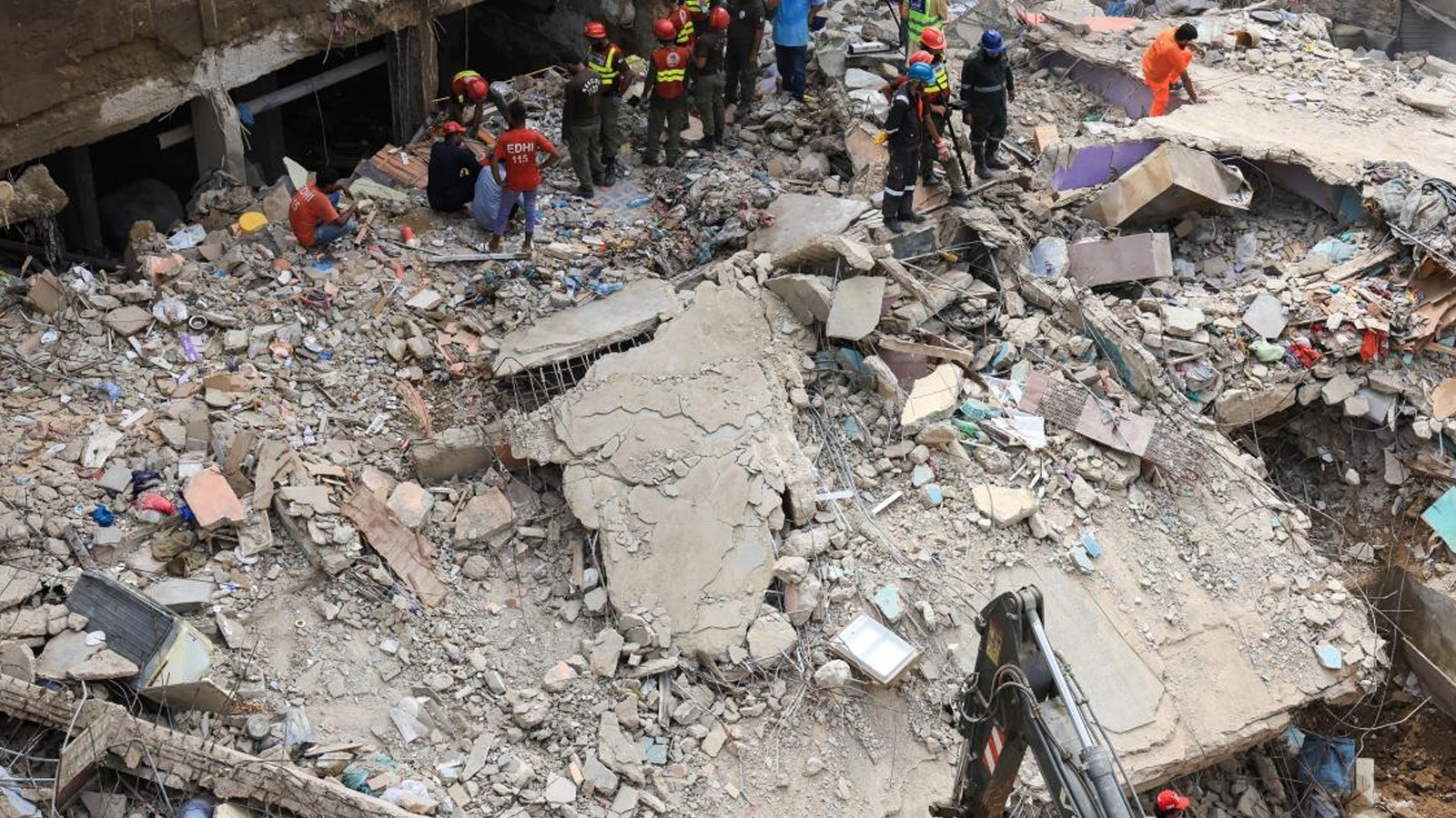 Le bâtiment de 5 stores s'est effondré au Pakistan, le nombre de morts est passé à 27