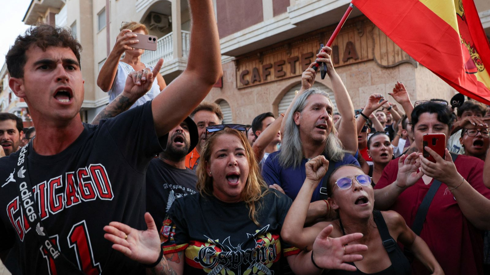 Mélange de Pedro Sanchez à Torre Pacheco, l'hymne de Franco et l'attaque contre les journalistes