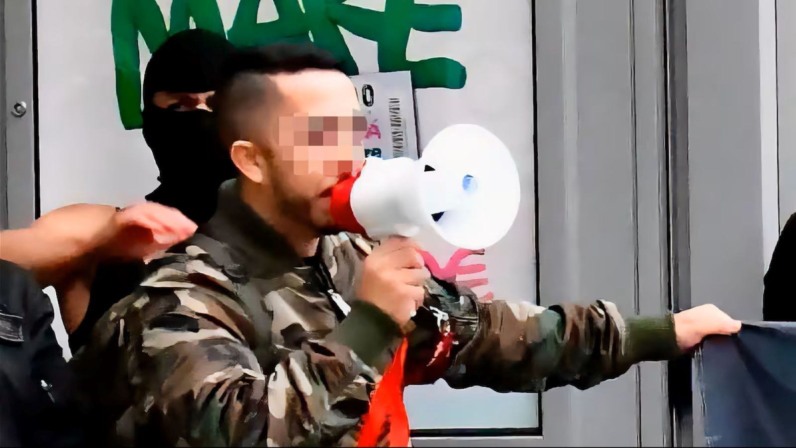 Qui est Christian? En Espagne, il appelle à «chasser les immigrants», errant à travers le camouflage!