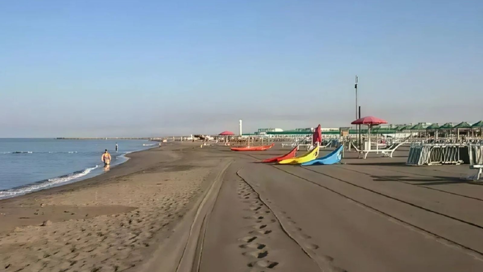 Tragédie sur la plage: la mort ridicule d'un jeune homme de 17 ans qui est décédé par enterré dans sa propre fosse