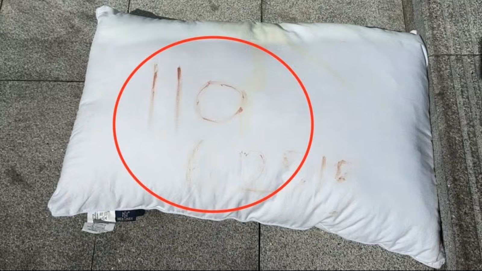 Il a été secouru grâce à l'oreiller il a écrit «110 625» avec du sang dessus