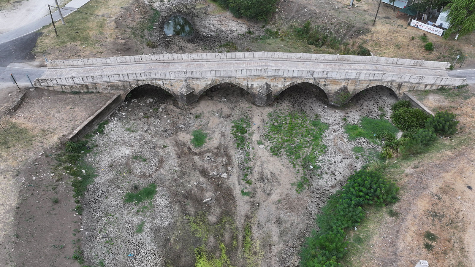 La Thrace finie par la chaleur, la tunque séchée, les tournesols ont brûlé