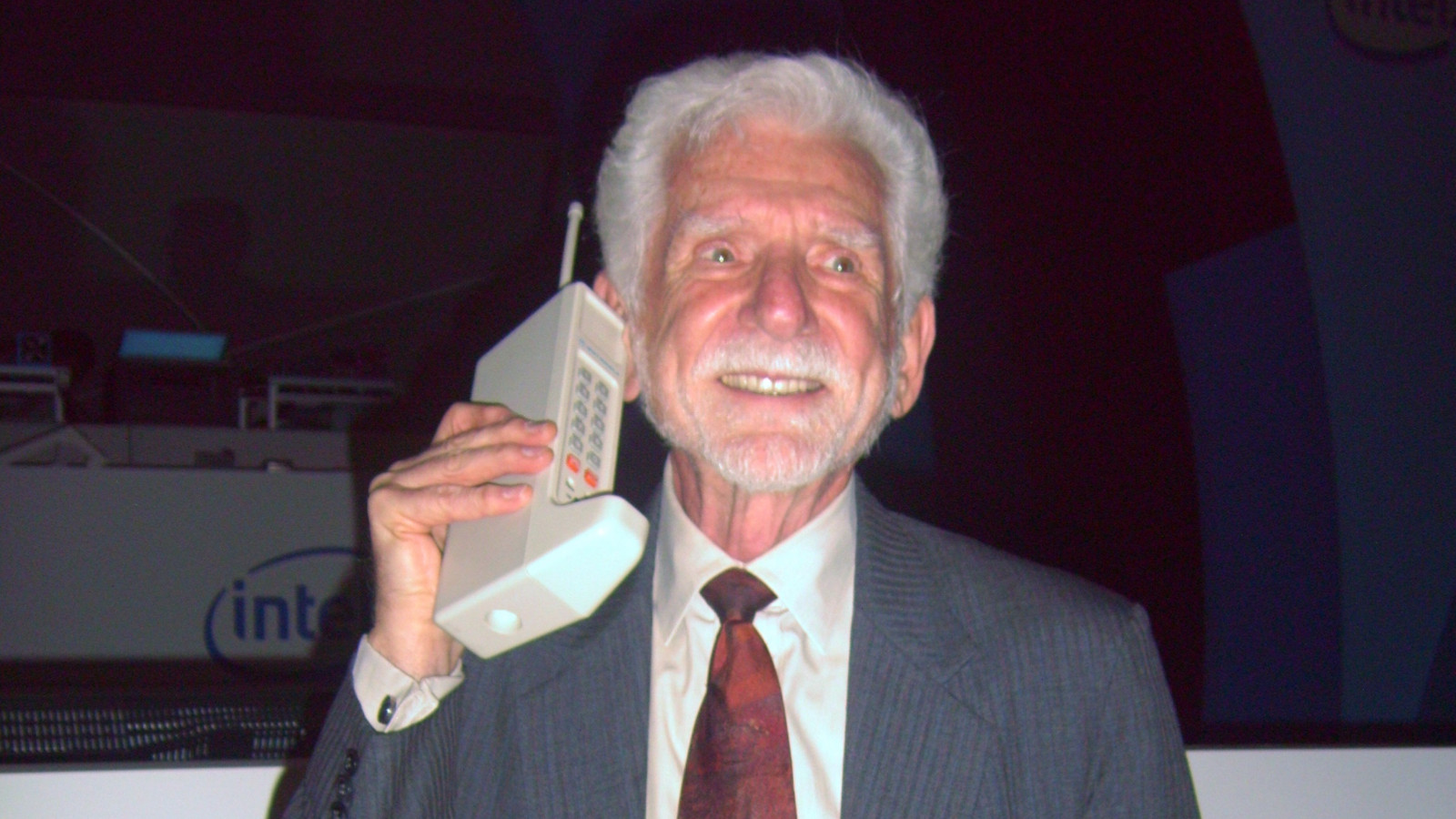 Ce téléphone portable, qui a été publié en 1984, était soudainement populaire et a un acheteur pour 2 mille euros!