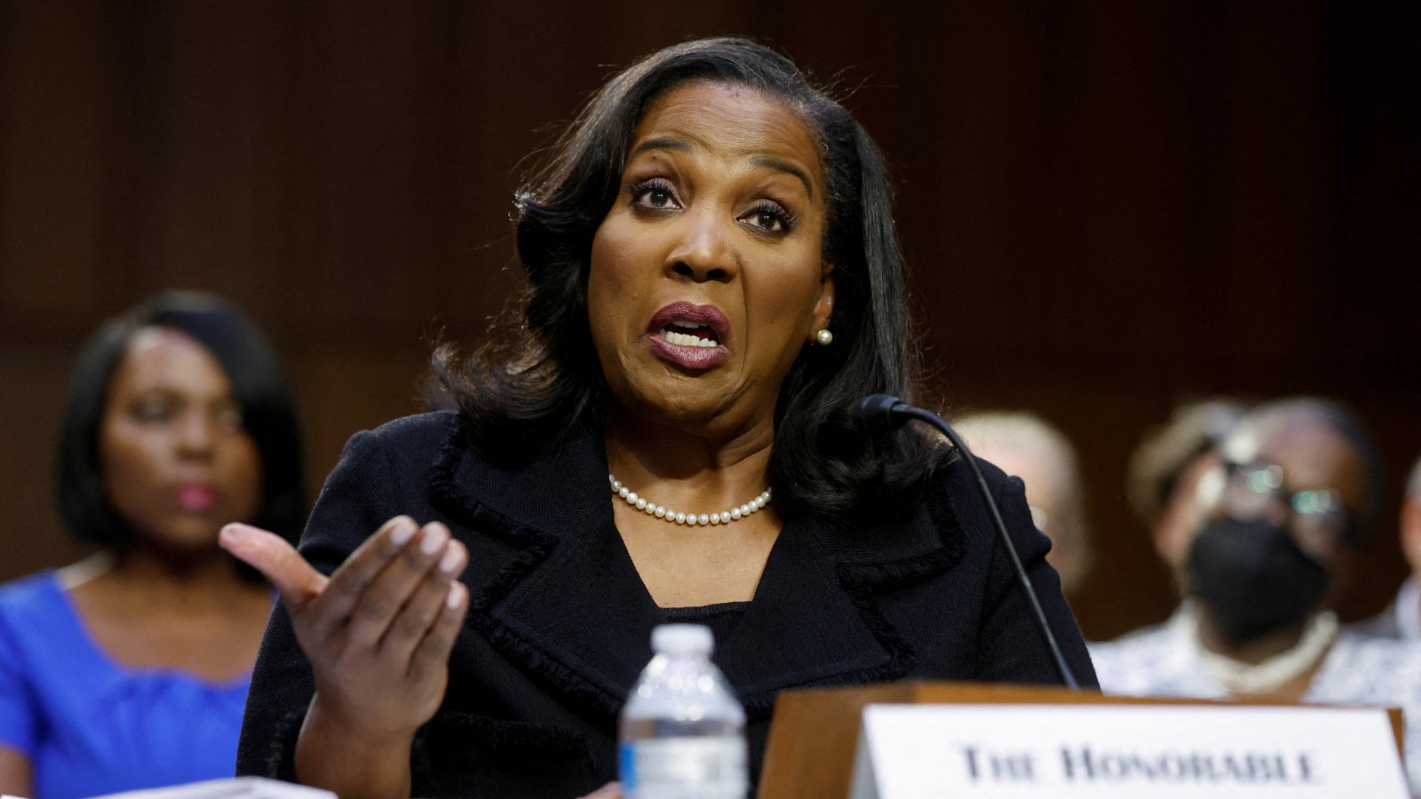 Cook, membre du conseil d'administration de la Fed, a déposé une plainte contre Trump