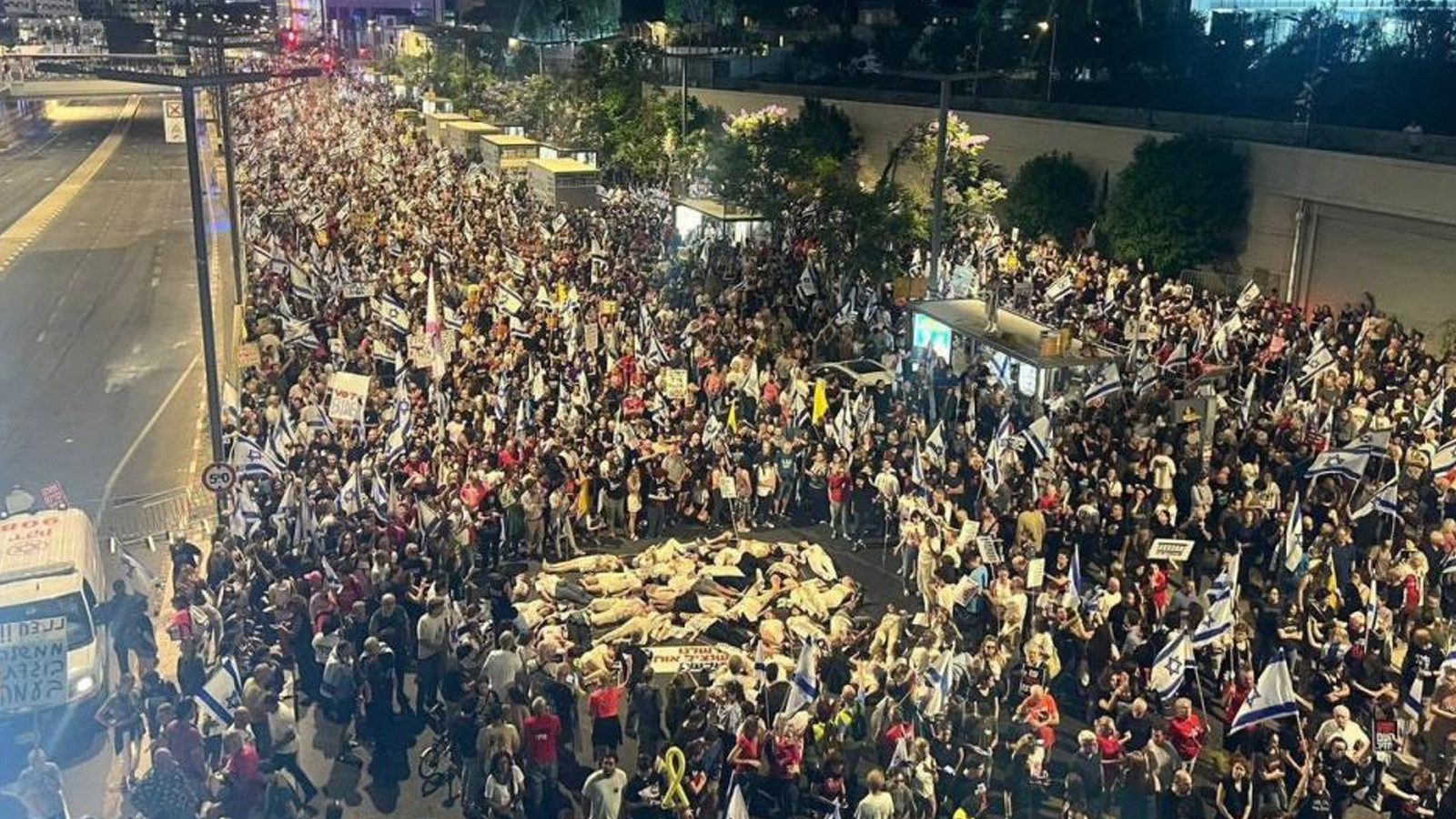 Des dizaines de milliers d'Israël ont protesté contre les politiques de Gaza du gouvernement Netanyahu