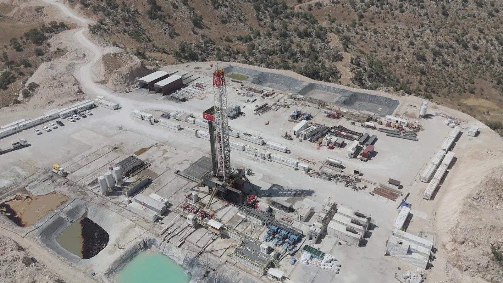 Deux tour de forage pétrolière domestiques ont commencé à travailler à şırnak