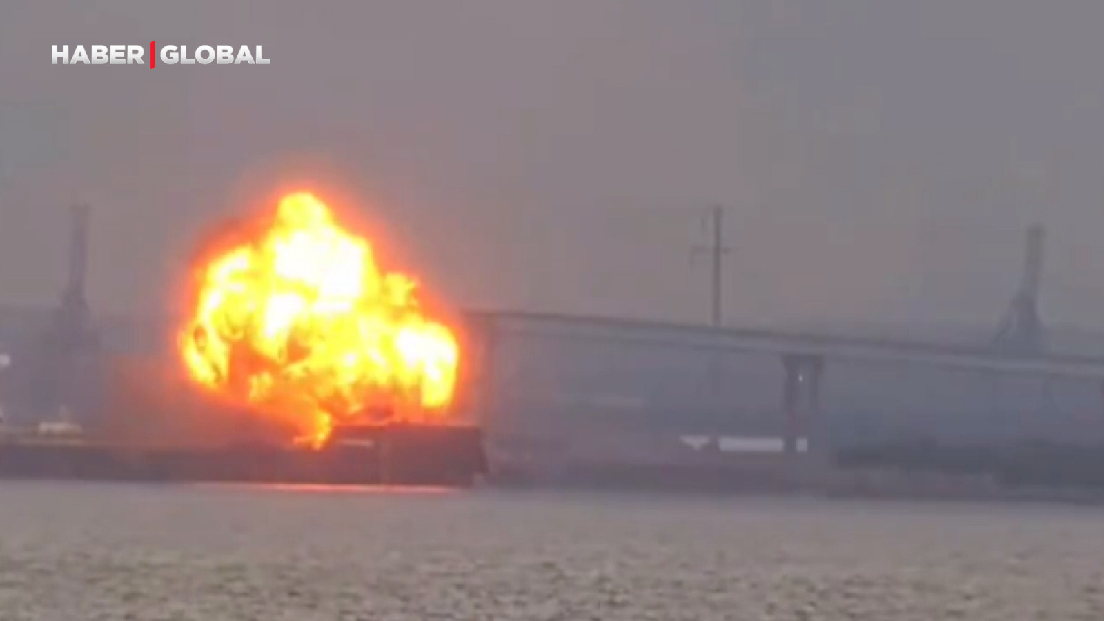 Grande explosion sur le navire de fret à la caméra!