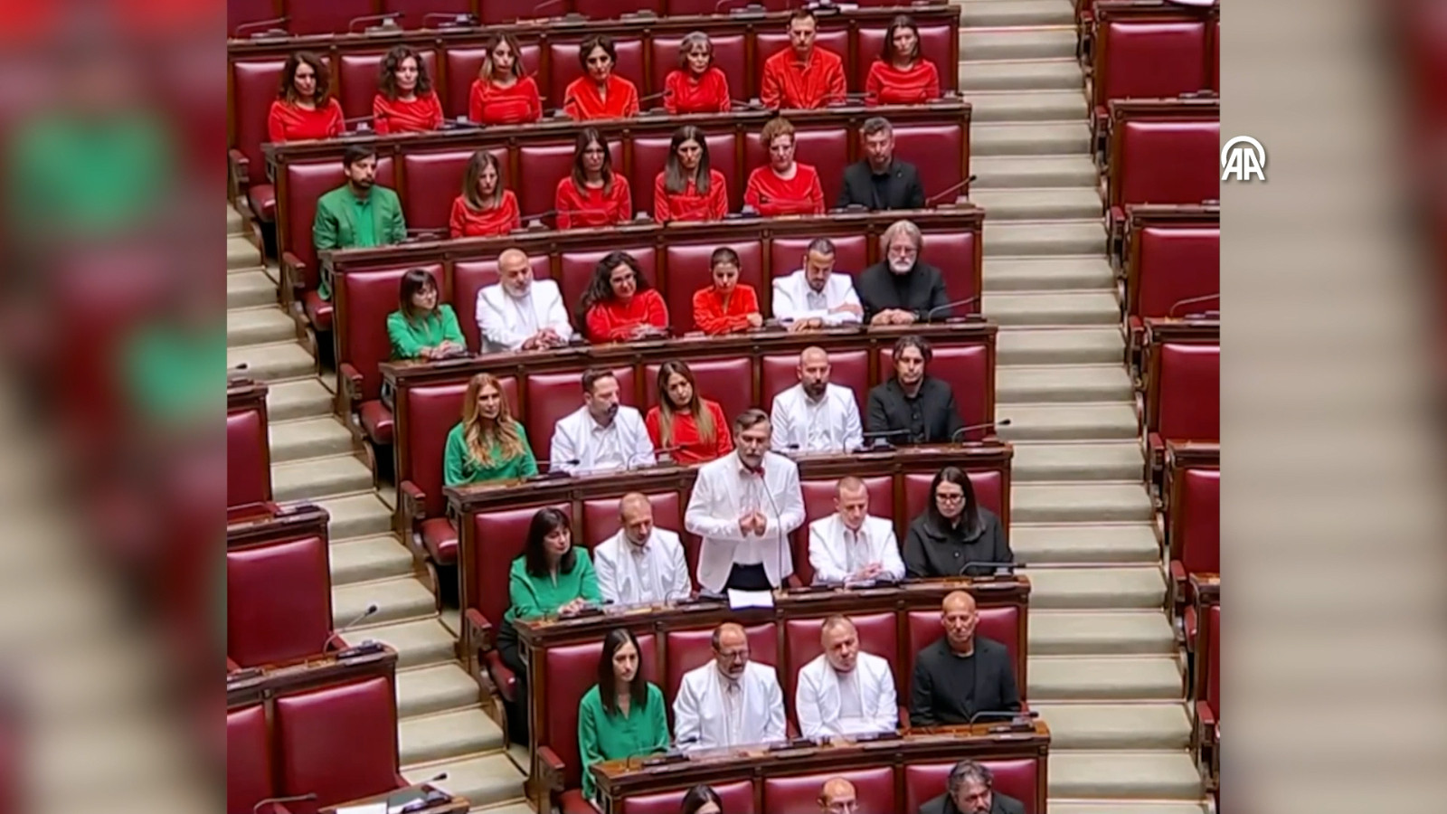 Les députés italiens sont entrés au Parlement avec des vêtements qui portaient les couleurs du drapeau palestinien