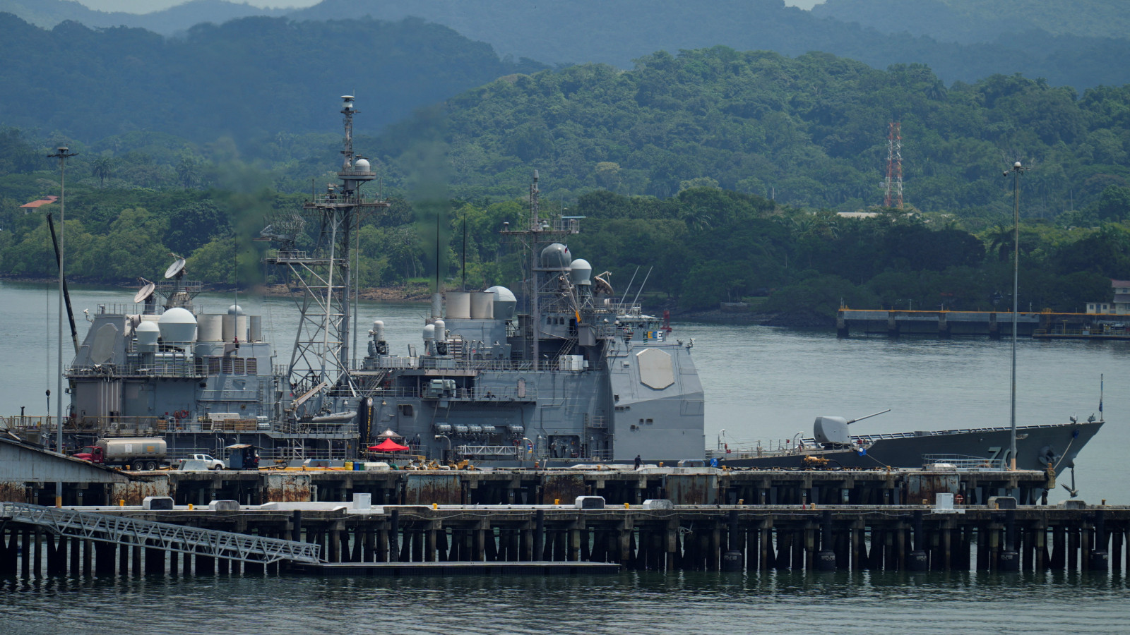 Venezuela - La tension américaine augmente ... un navire de guerre américain a dépassé un autre canal de Panama