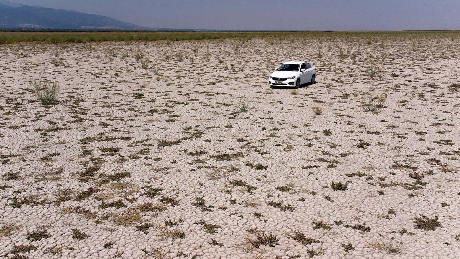 Sommes-nous arrivés à la fin de la route? Les lacs se séparent, la terre craque!
