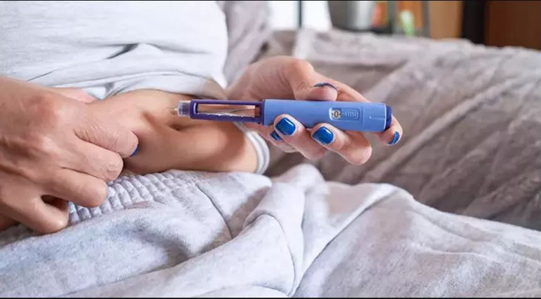 Il l'utilise à sa guise ! Danger mortel avec une aiguille sans ordonnance - Photo : 2