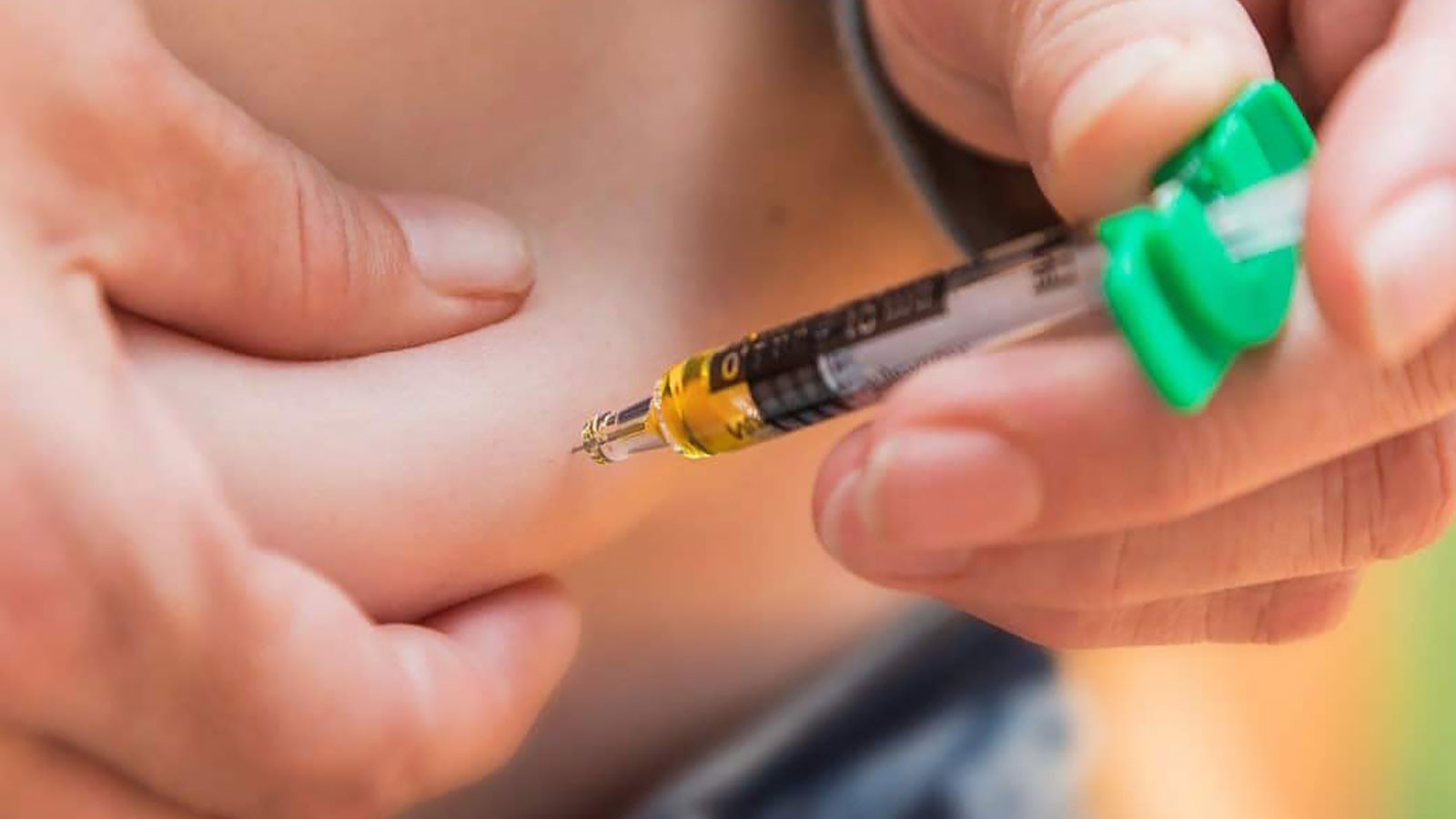 Il l'utilise à sa guise ! Danger mortel dû aux aiguilles sans ordonnance