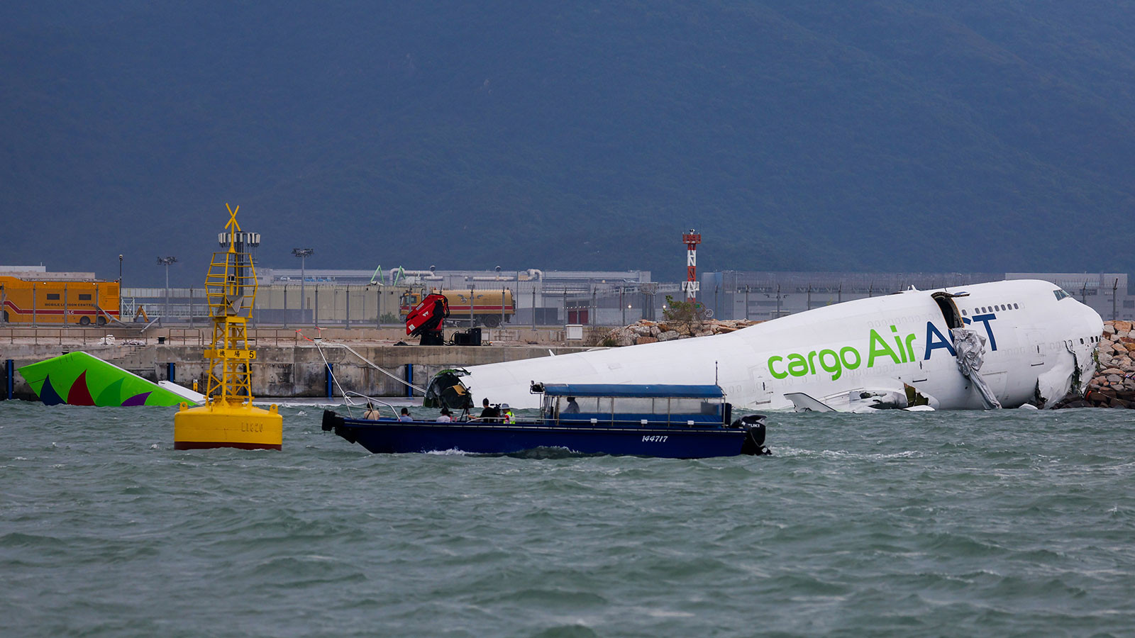 L'avion atterrissant à Hong Kong a dérapé hors de la piste et a dérivé dans la mer : 2 morts