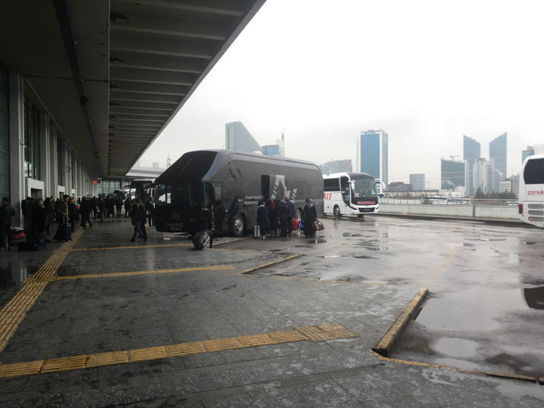 Le service express a fait du désordre à la gare routière, il y a peu de passagers, qui doit-on transporter ? - Photo : 2