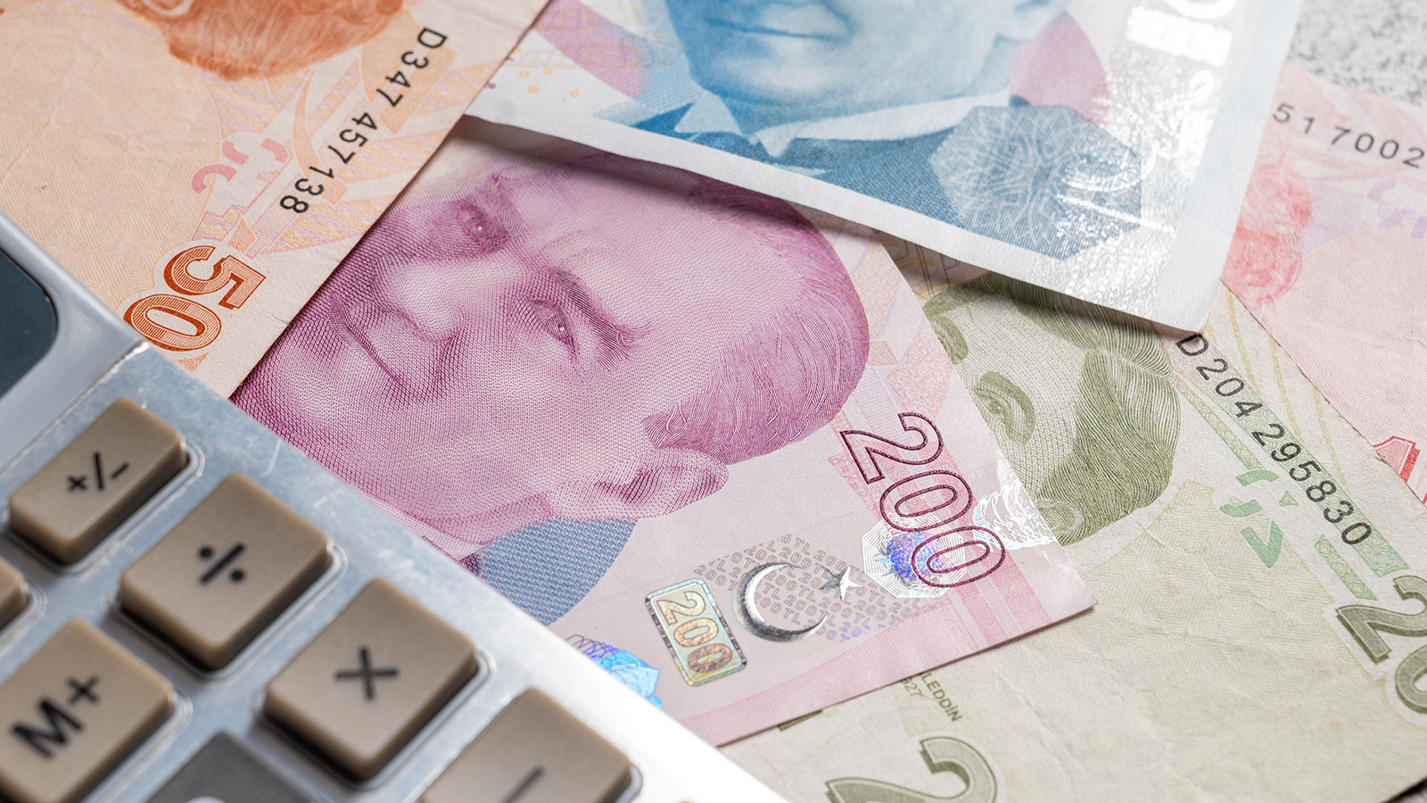 À combien s’élèvera le salaire minimum en 2026 ? Prédiction surprise de deux banques