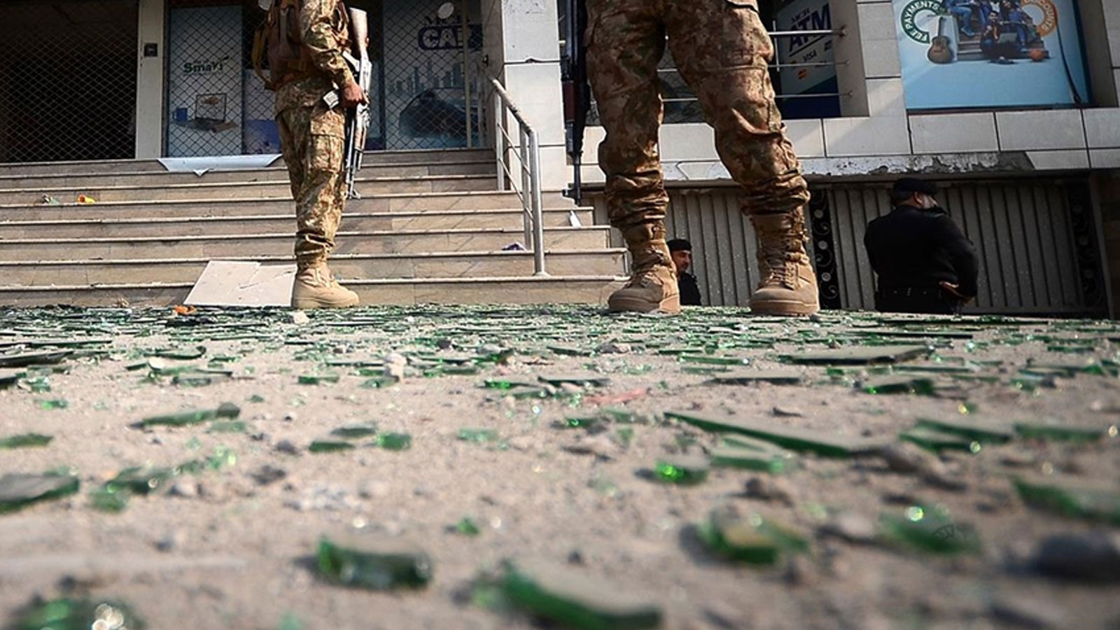 Attentat suicide contre un camp militaire au Pakistan : de nombreux morts et blessés