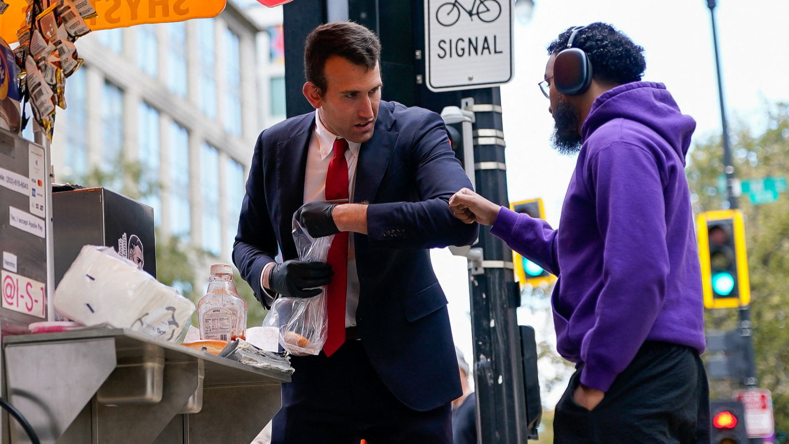 Aux États-Unis, 730 000 fonctionnaires n'ont pas reçu leur salaire et ceux qui sont en congé sans solde vendent des hot-dogs.