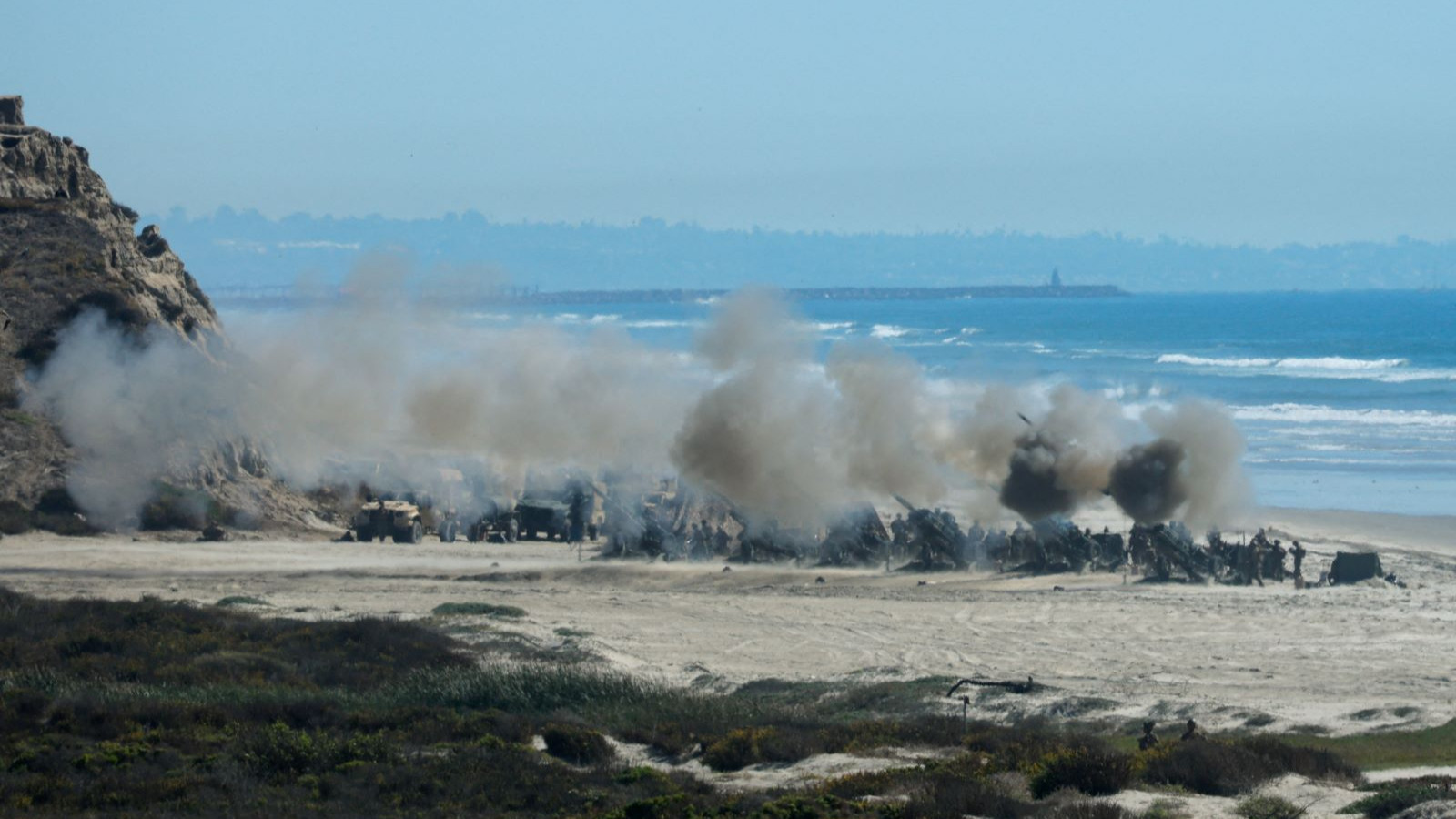 Catastrophe évitée aux États-Unis : un obus d'artillerie de 155 millimètres tiré lors d'une cérémonie militaire a explosé sur l'autoroute