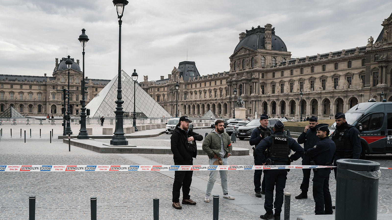 Le monde est sous le choc : la France poursuit les voleurs qui ont cambriolé le musée du Louvre en 7 minutes