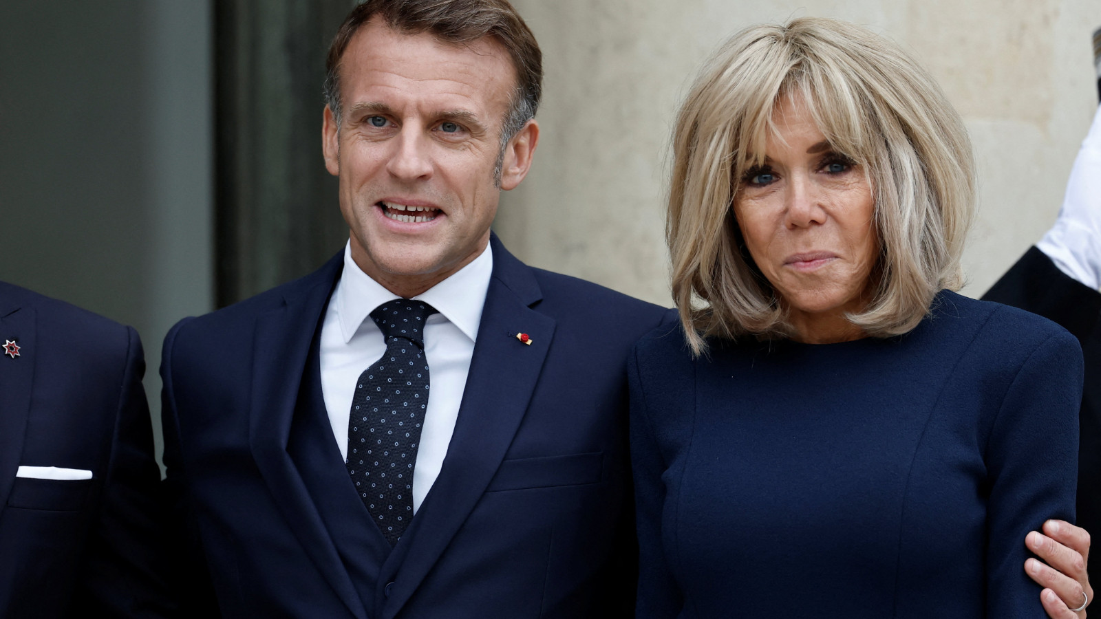 Le mythe selon lequel « Brigitte Macron est en réalité un homme » ne connaît pas de limites : on a ajouté un prénom masculin à son prénom sur le site officiel !