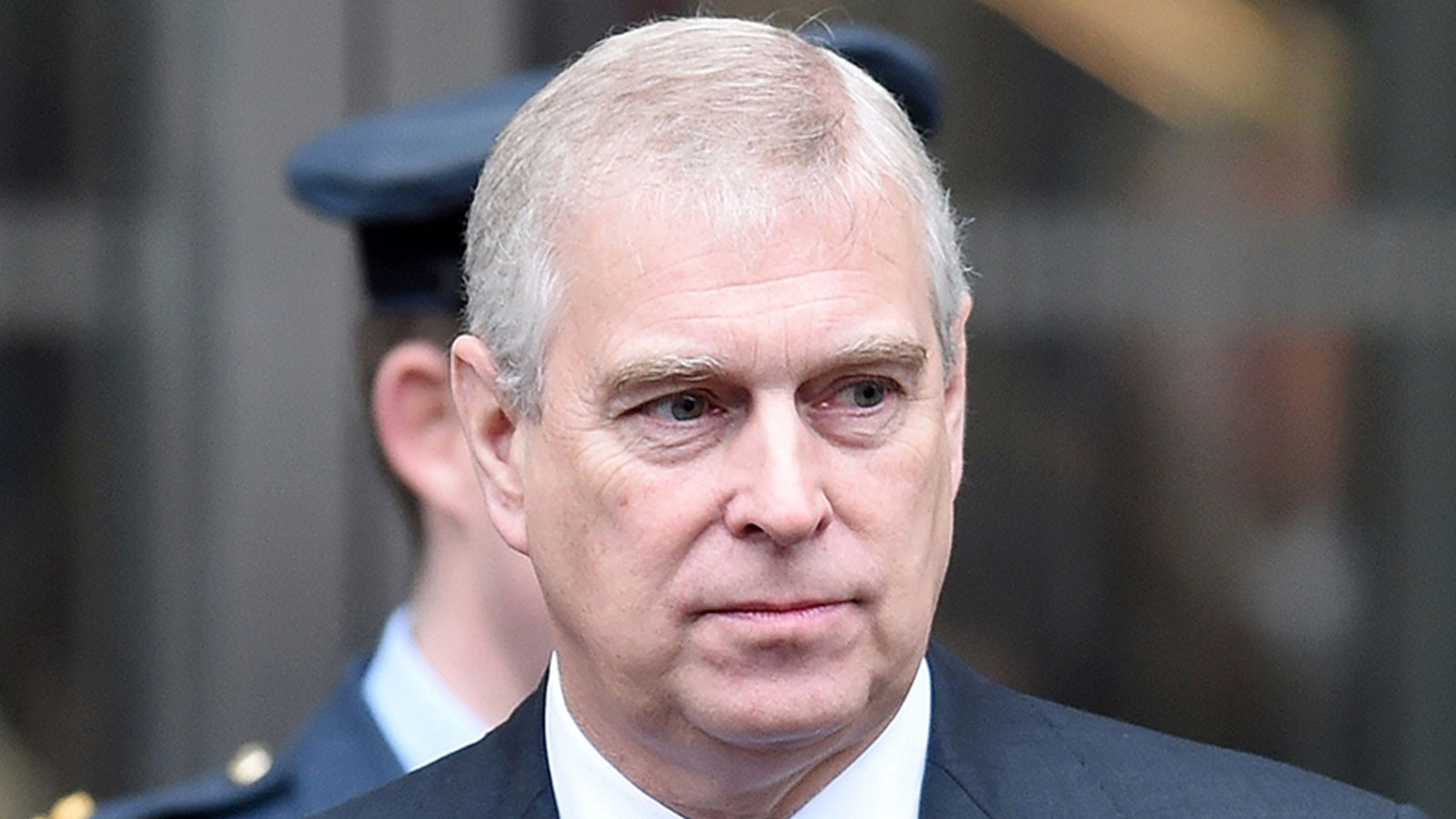 Le prince Andrew, qui était à l'ordre du jour avec des allégations d'abus, a renoncé à ses titres royaux