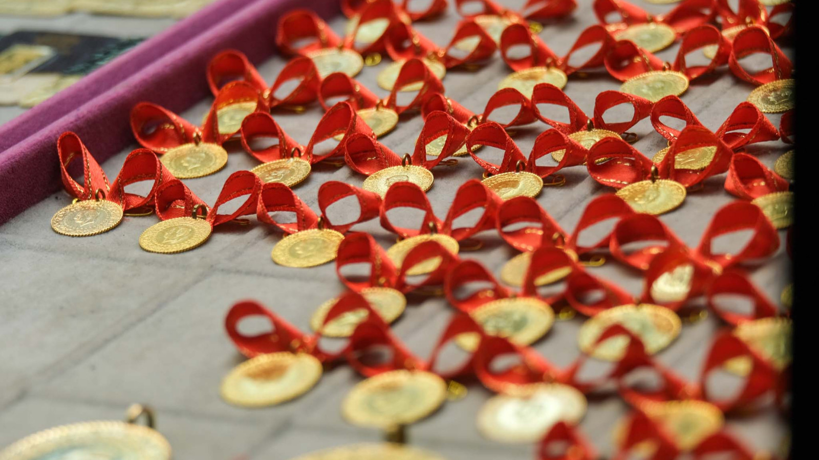 Le prix du gramme d'or a dépassé 6 000 lires au Grand Bazar