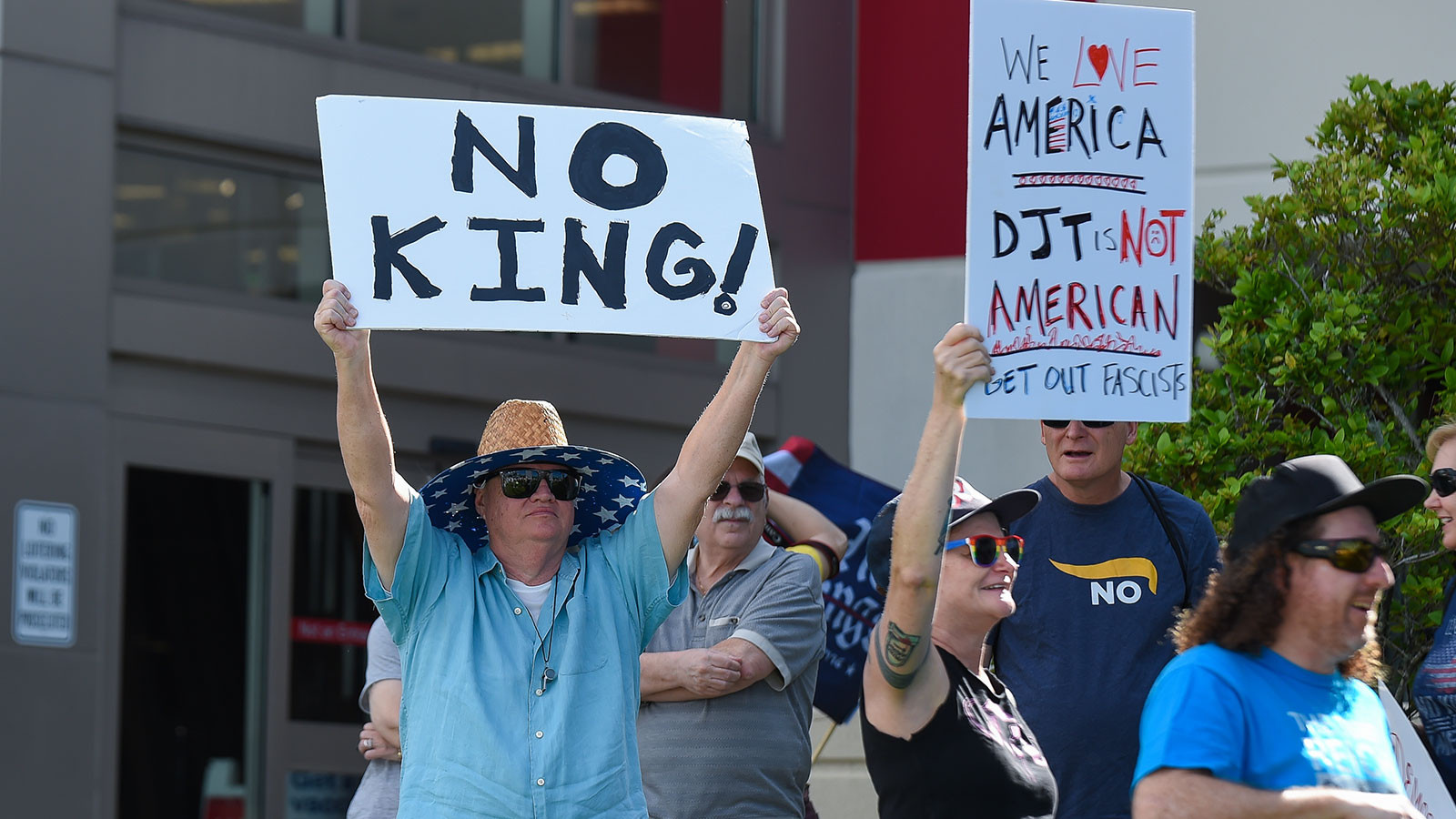 Les États-Unis sont debout, Trump accuse les "maniaques de gauche": "Je ne suis pas du tout roi"