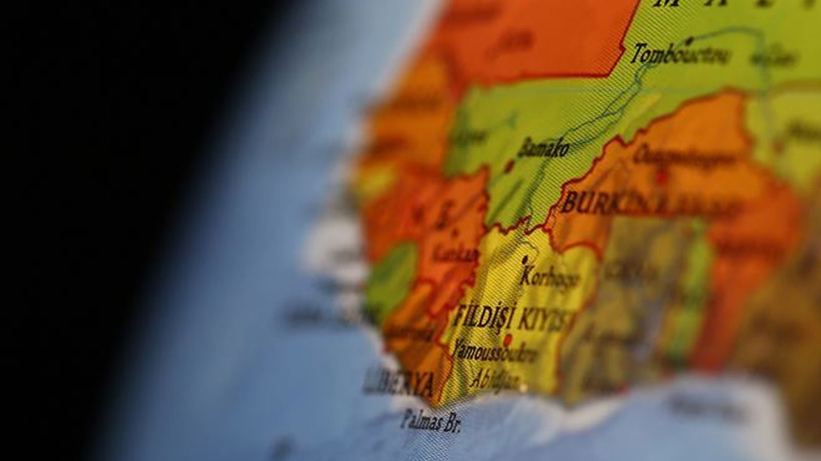 Les gens se rendent aux urnes en Côte d'Ivoire pour élire un nouveau président