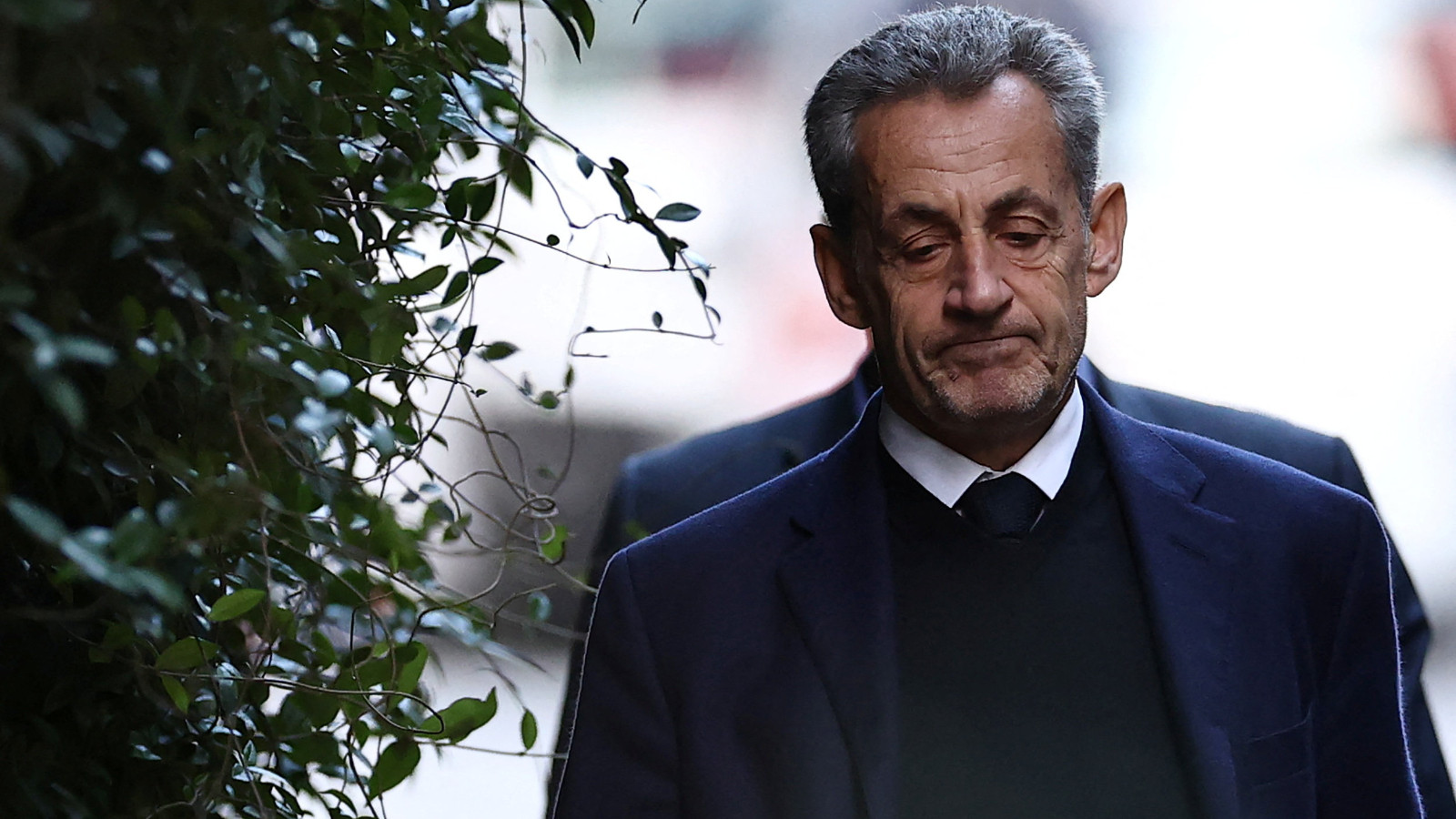 Pour assurer la sécurité de Sarkozy, 2 policiers sont allés en prison avec lui.