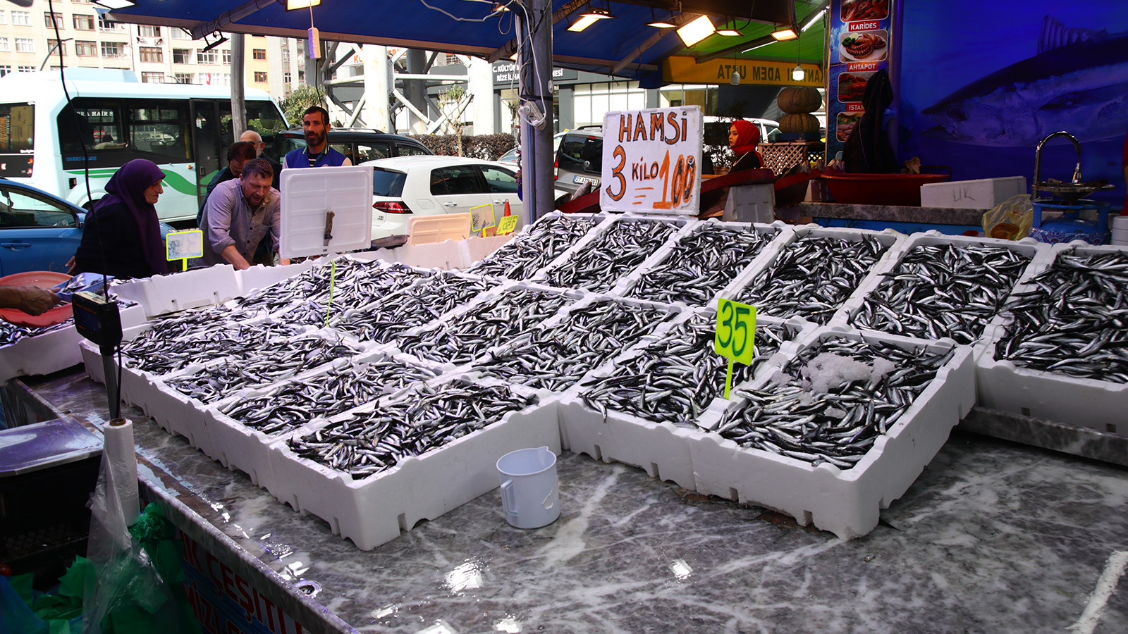 Son poids est tombé à 35 lires : les citoyens ont afflué