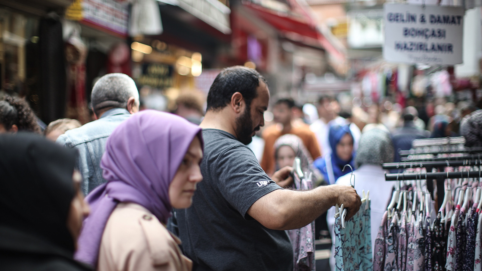 Ce beau temps nous a ruinés, les vêtements d'hiver sont en rupture de stock, les commerçants sont désespérés !