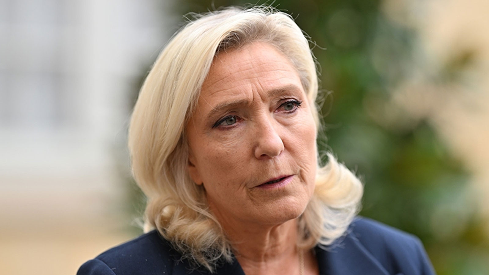 En France, le Conseil d'État a approuvé la décision interdisant à Le Pen d'être membre du conseil provincial.