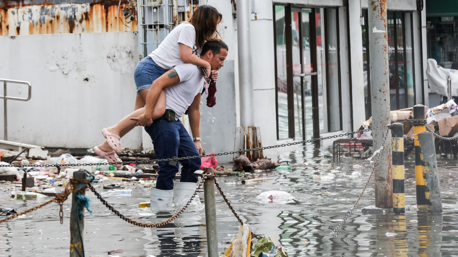 Le nombre de morts dans les typhons aux Philippines est passé à 250
