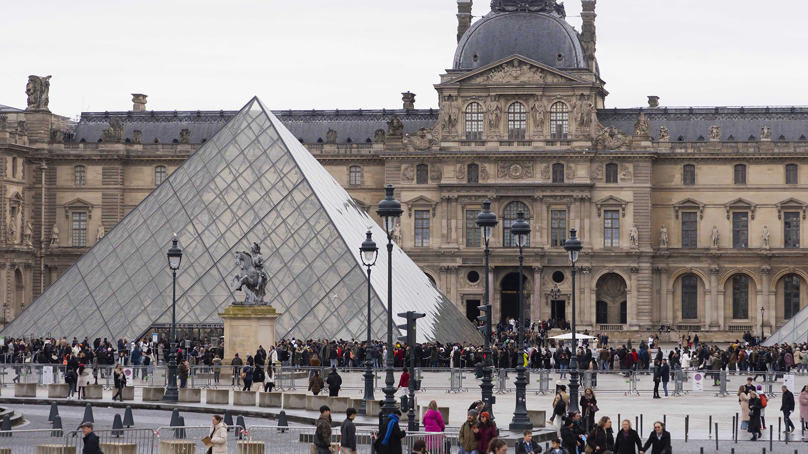 Le voleur du musée du Louvre s'est avéré être un Youtubeur