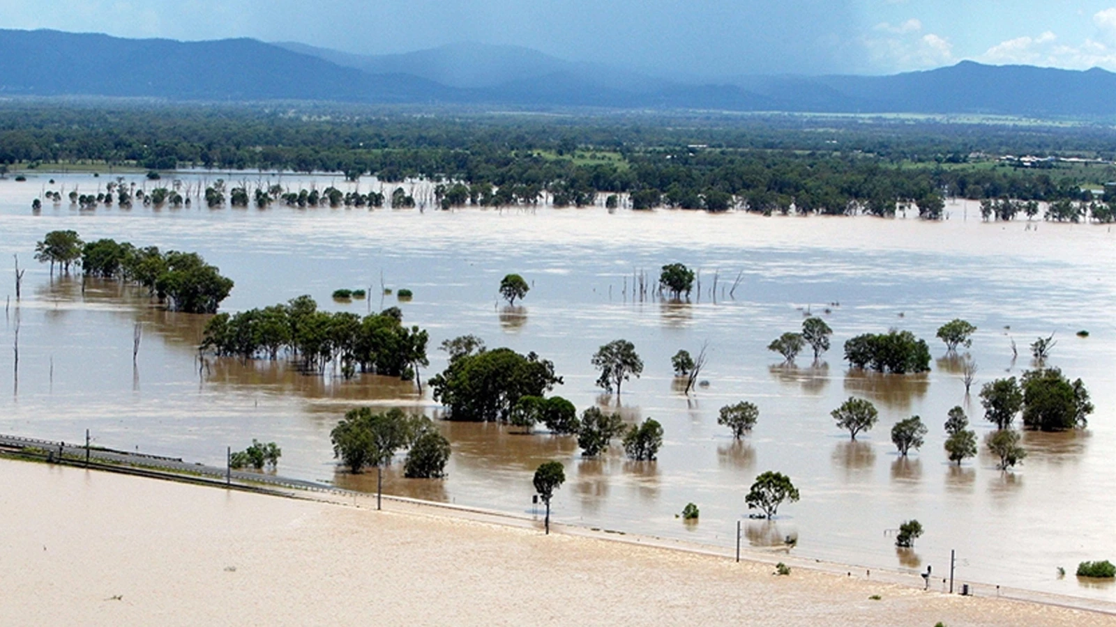 Inondations en Australie : routes fermées, véhicules entraînés dans la mer