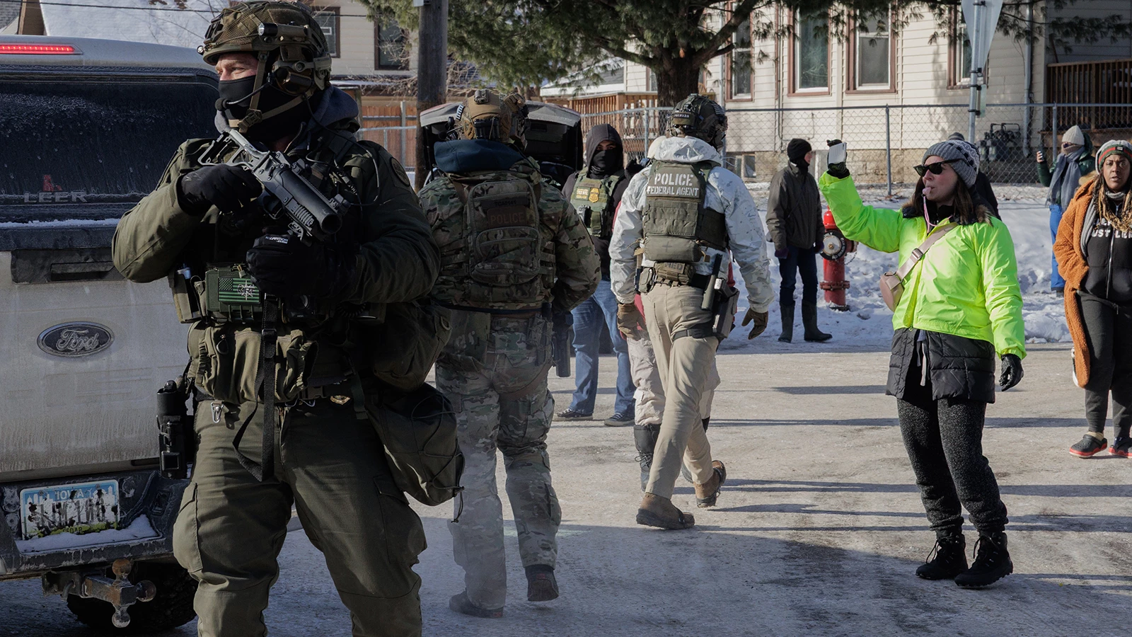 La tension 'ICE' monte aux USA ! L'identité de la personne abattue a été révélée