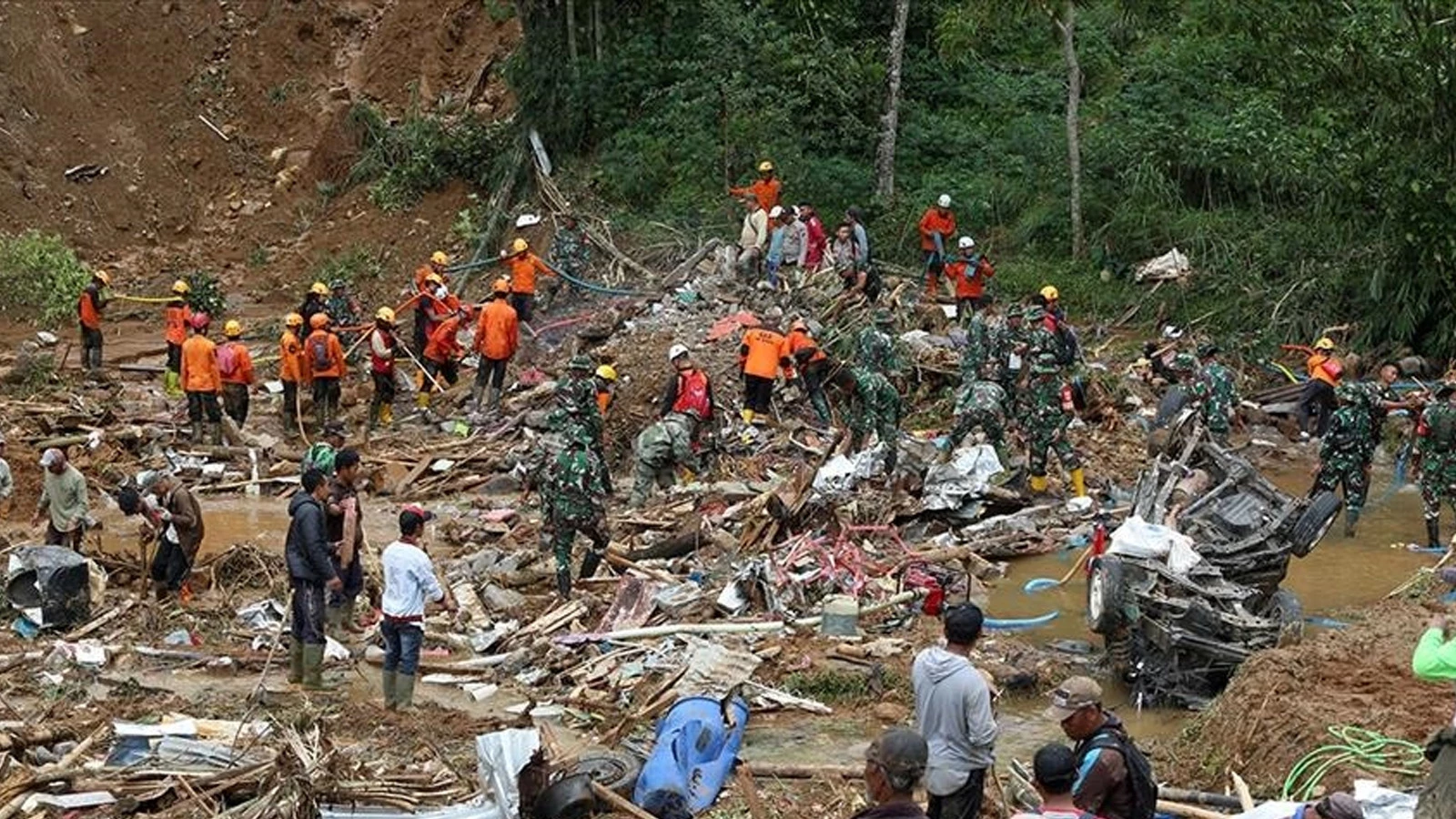 Le bilan d'un glissement de terrain en Indonésie s'élève à 25 morts