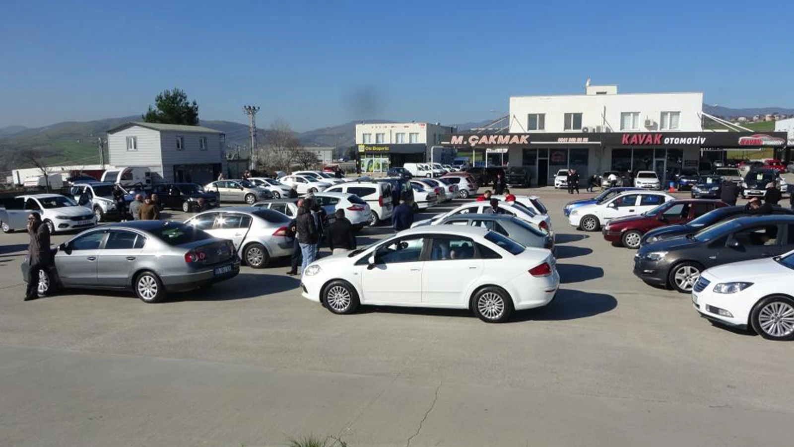 Il n’y a pas beaucoup de vendeurs et d’acheteurs ; Le marché des voitures d’occasion stagne