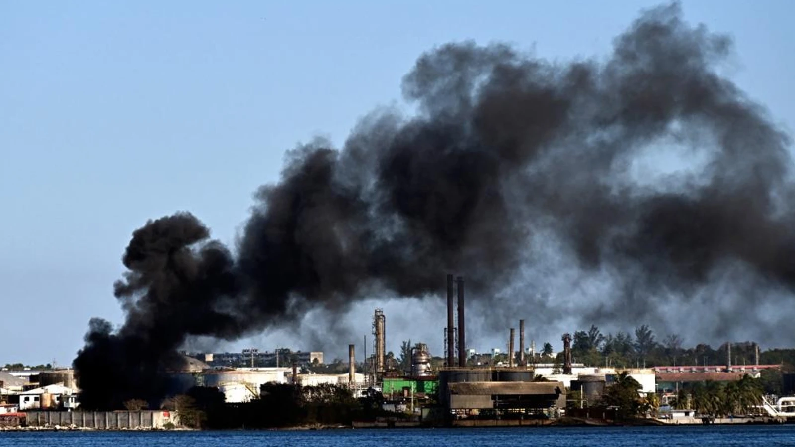 Incendie dans une raffinerie de pétrole à Cuba