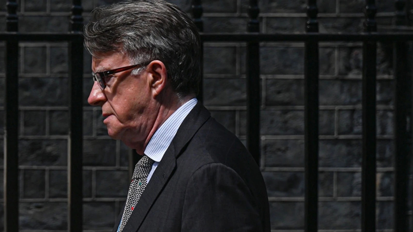 Le politicien britannique Mandelson, détenu dans le cadre de l'enquête Epstein, a été libéré sous caution