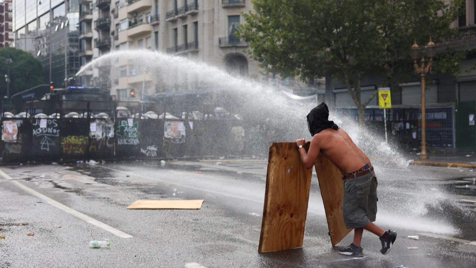 Le projet de loi de Milei qui transforme les travailleurs en « esclaves » : les gens sont descendus dans la rue en Argentine