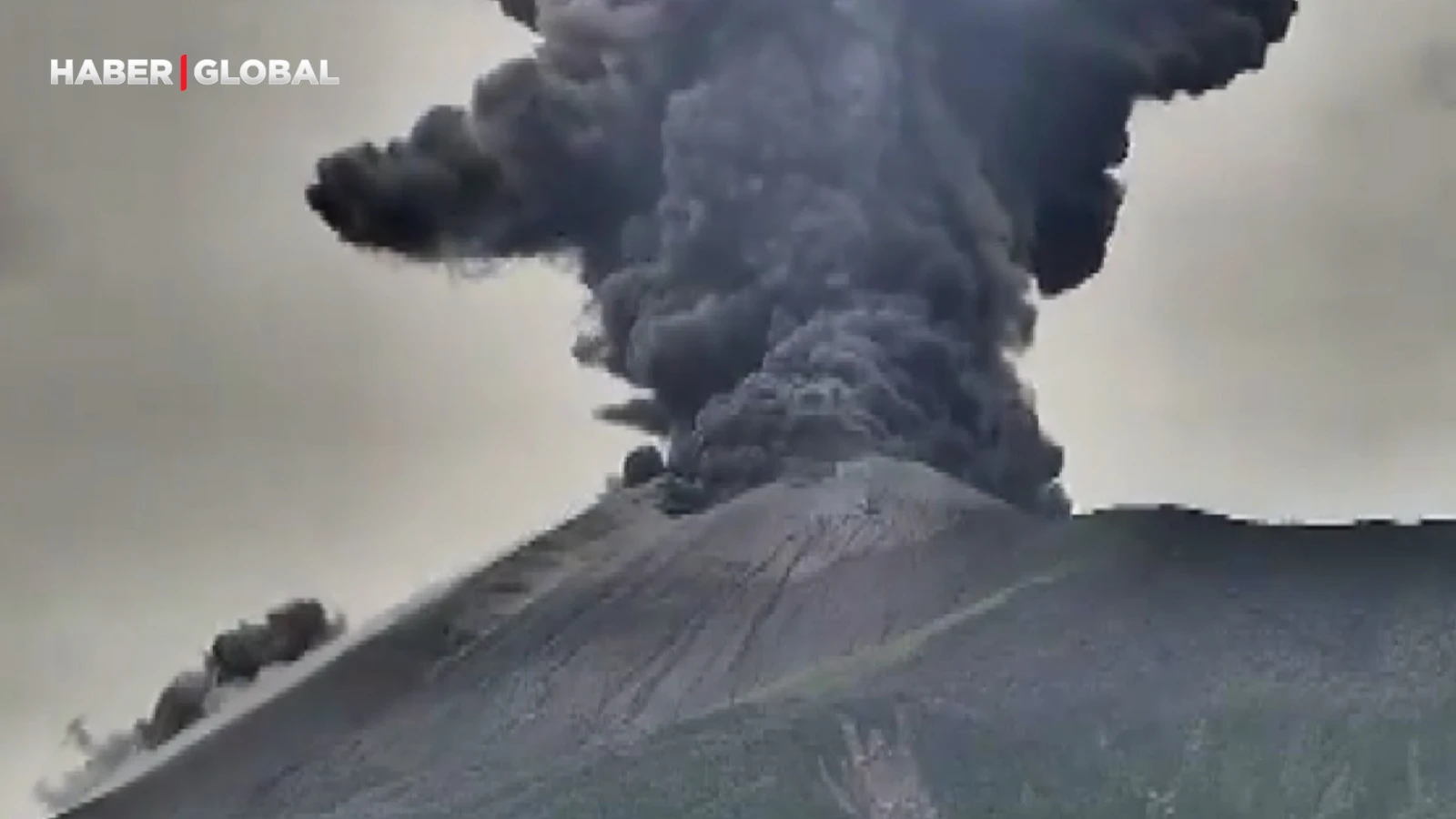 Moments d'éruption du volcan Kanlaon aux Philippines