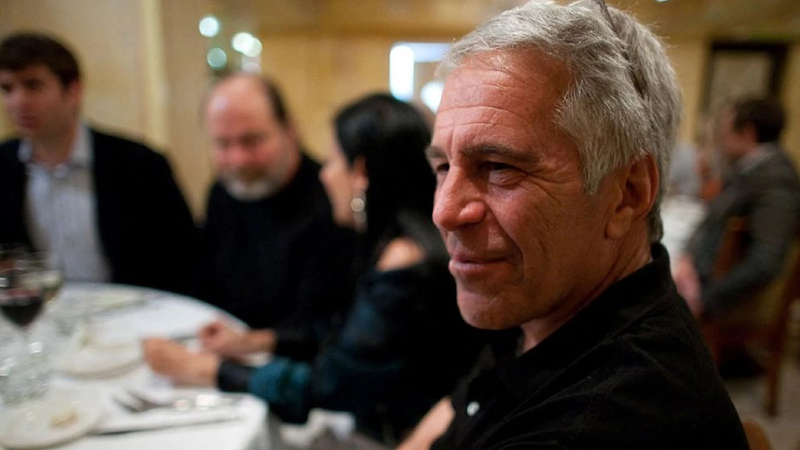 Nom sombre avec des liens puissants : qui est Jeffrey Epstein ?