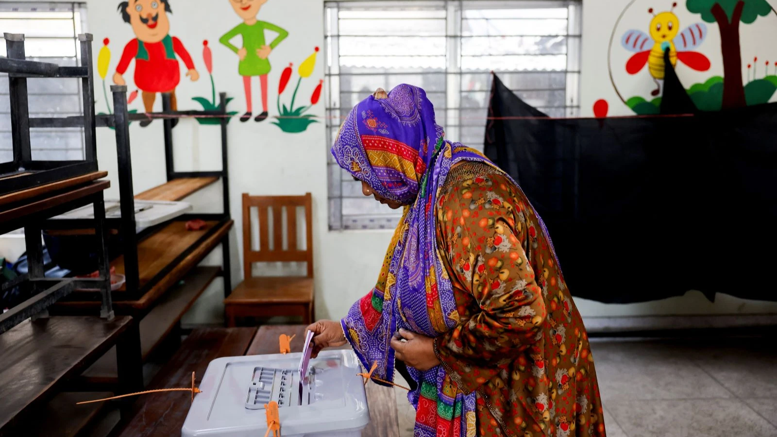 Une bombe a explosé le jour des élections au Bangladesh, où la génération Z a renversé le gouvernement