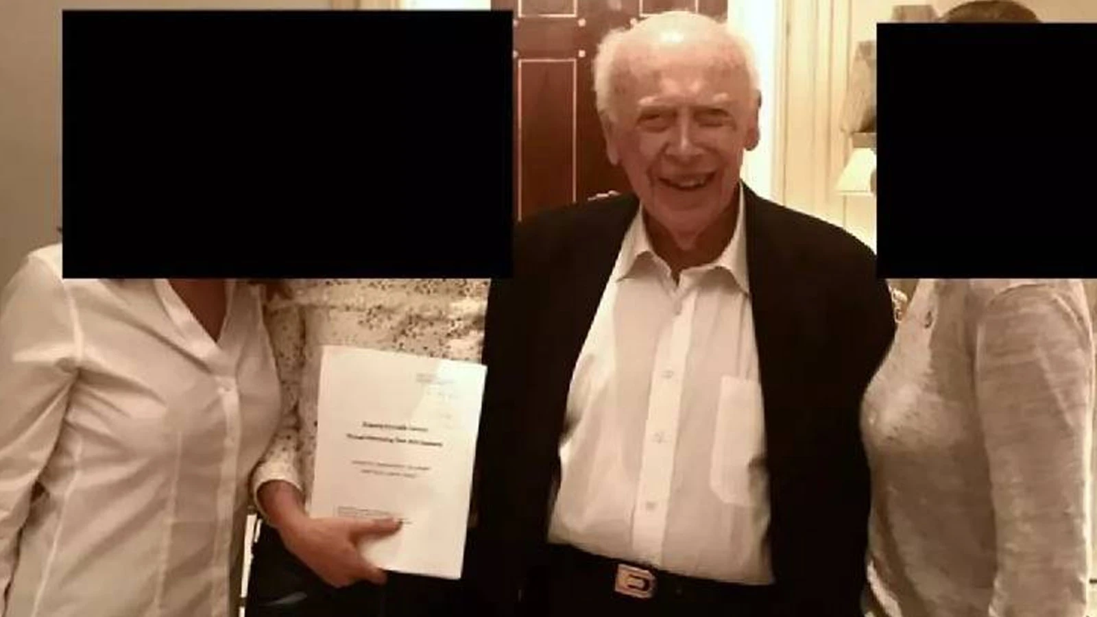 Une photo du scientifique lauréat du prix Nobel, qui a découvert la structure hélicoïdale de l'ADN, avec 3 femmes chez Epstein a été révélée
