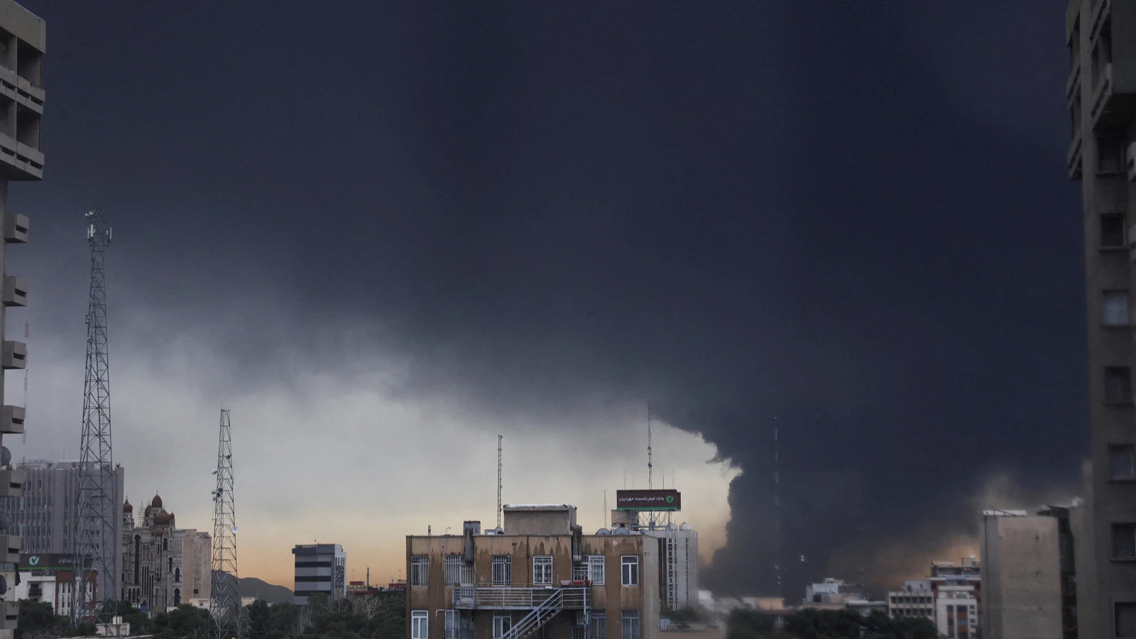 Avertissement de pluie toxique en Iran : des nuages ​​noirs recouvraient le ciel
