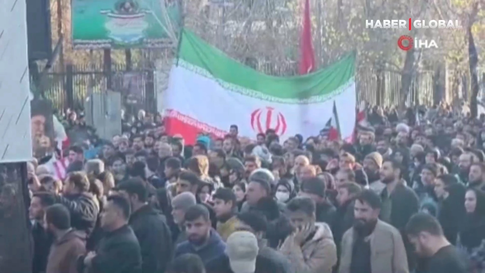 Des centaines de milliers de personnes sont descendues dans les rues d'Iran avec des photos de Khamenei