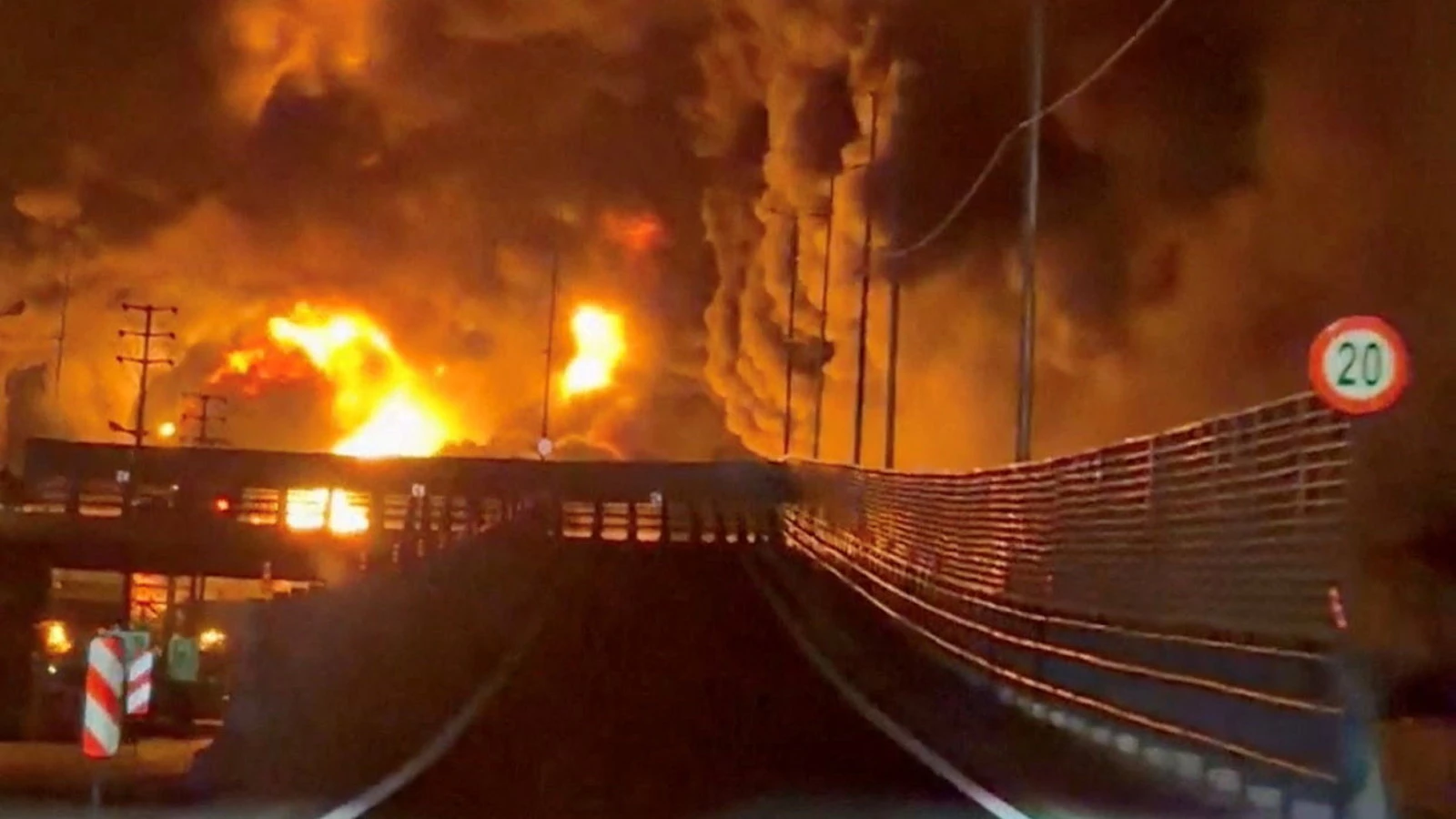 Des zones de stockage de pétrole ont été touchées à Téhéran ; Des files d'attente se forment dans les stations-service